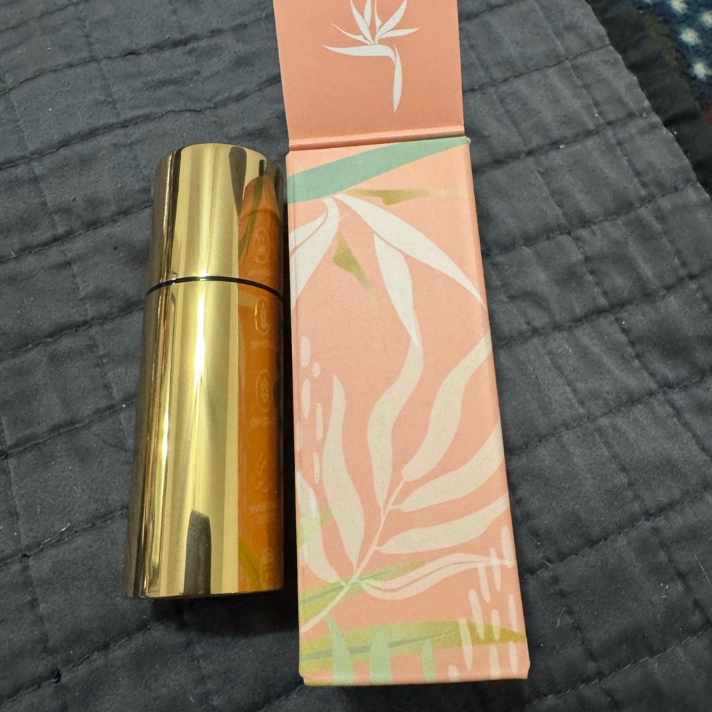 Radiant Gold Foundation by [Brand]
